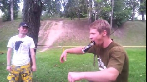 Imiter Le Bruit D Une Motocross Avec Une Canette De Biere Sur Orange Videos