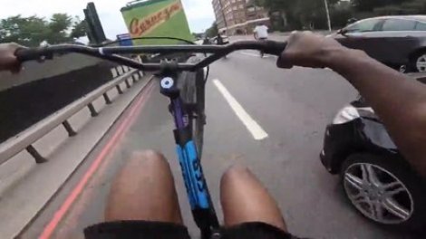 Des Jeunes A Velo Roulent En Wheeling Sur La Route Et L Un D Entre Eux Percute Une Voiture Sur Orange Videos