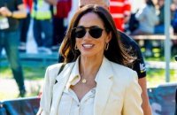 Meghan Markle en jean et tee-shirt blanc… Elle dit adieu aux robes de princesse et rayonne avec un look intemporel et décontracté