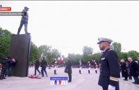 Commémorations du 8-Mai: Emmanuel Macron se recueille devant la statue du général De Gaulle