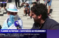 Marseille: Bernard, supporter de l'OM, attend la flamme devant le stade Vélodrome