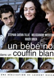 Affiche de Un bébé noir dans un couffin blanc