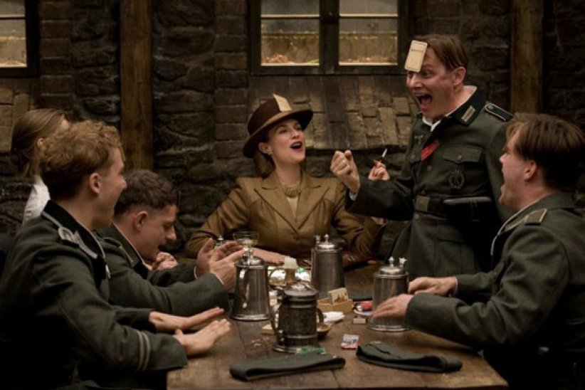 La scène de la taverne dans "Inglourious Basterds" (2009) La scène de la taverne dans "Inglourious Basterds" (2009)