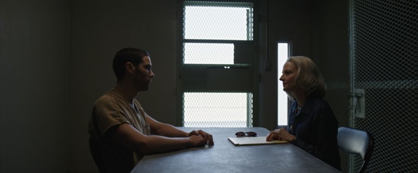 Tahar Rahim avec Jodie Foster dans "Désigné coupable" (2021) de Kevin Macdonald Tahar Rahim avec Jodie Foster dans "Désigné coupable" (2021) de Kevin Macdonald