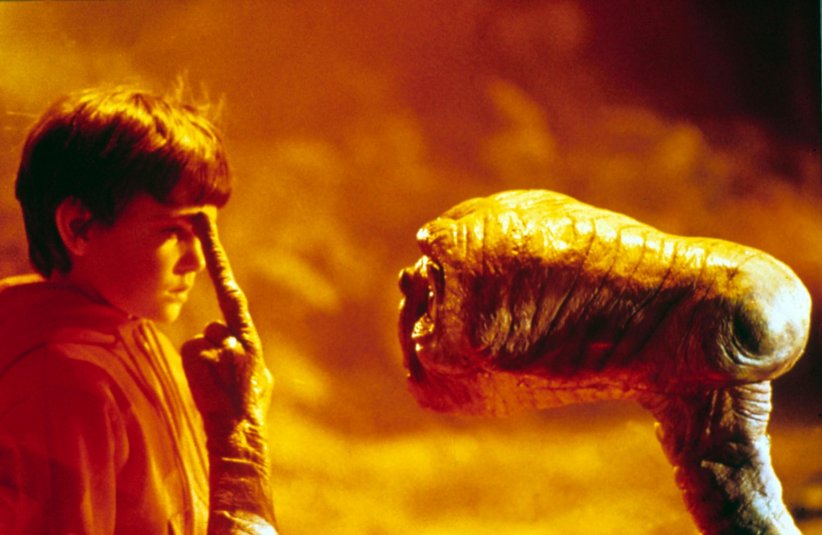 E.T dans "E.T., l'extra-terrestre" (1982) de Steven Spielberg E.T dans "E.T., l'extra-terrestre" (1982) de Steven Spielberg