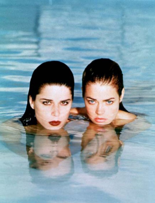 Neve Campbell et Denise Richards font grimper la température Neve Campbell et Denise Richards font grimper la température