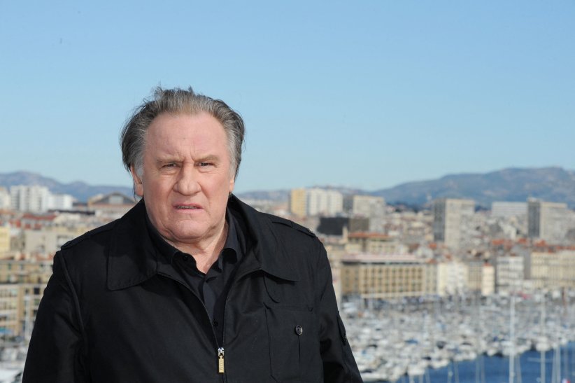 Gérard Depardieu ramène des objets de son quotidien Gérard Depardieu ramène des objets de son quotidien