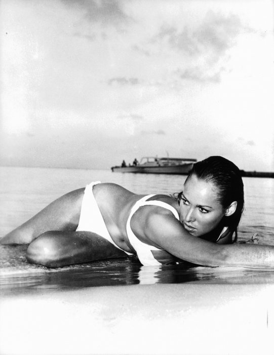 Ursula Andress dans James Bond 007 contre Dr. No Ursula Andress dans James Bond 007 contre Dr. No