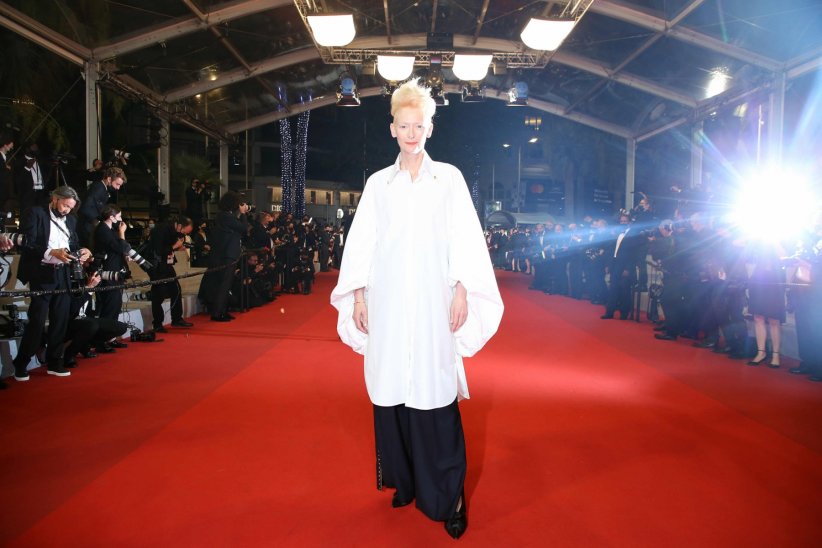 Tilda Swinton : fascinante dans un look androgyne Tilda Swinton : fascinante dans un look androgyne