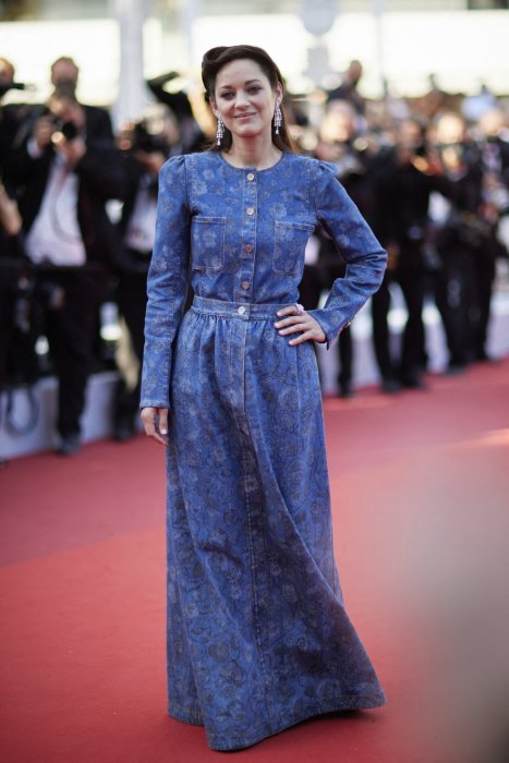 Marion Cotillard et son étonnante robe en jean Marion Cotillard et son étonnante robe en jean