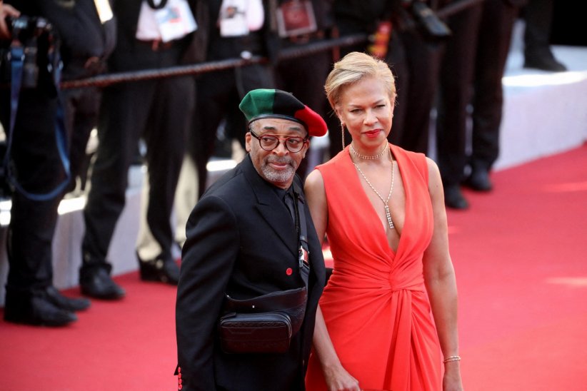 Spike Lee et son béret aux couleurs du drapeau afro-américain Spike Lee et son béret aux couleurs du drapeau afro-américain