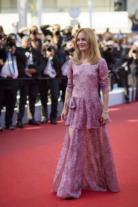 Vanessa Paradis en robe à fleurs fendue Vanessa Paradis en robe à fleurs fendue