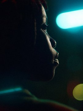 Du crépitement sous les néons