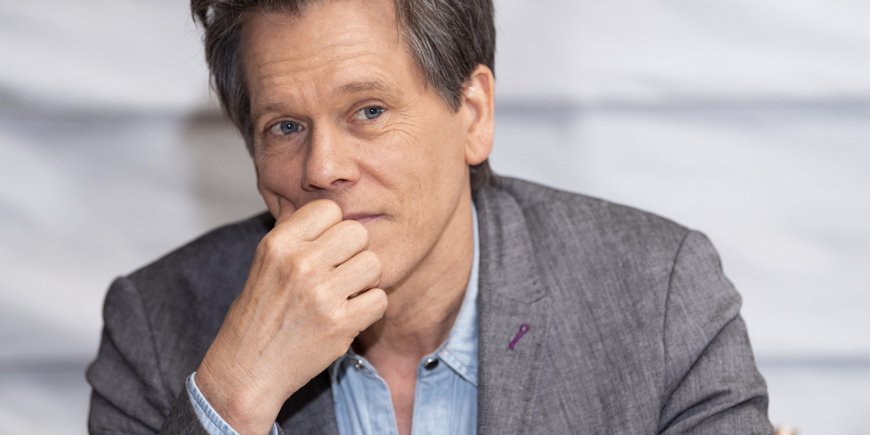 Kevin Bacon en conférence de presse avec les acteurs de l'émission TV