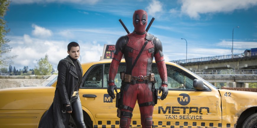 Brianna Hildebrand et Ryan Reynolds dans