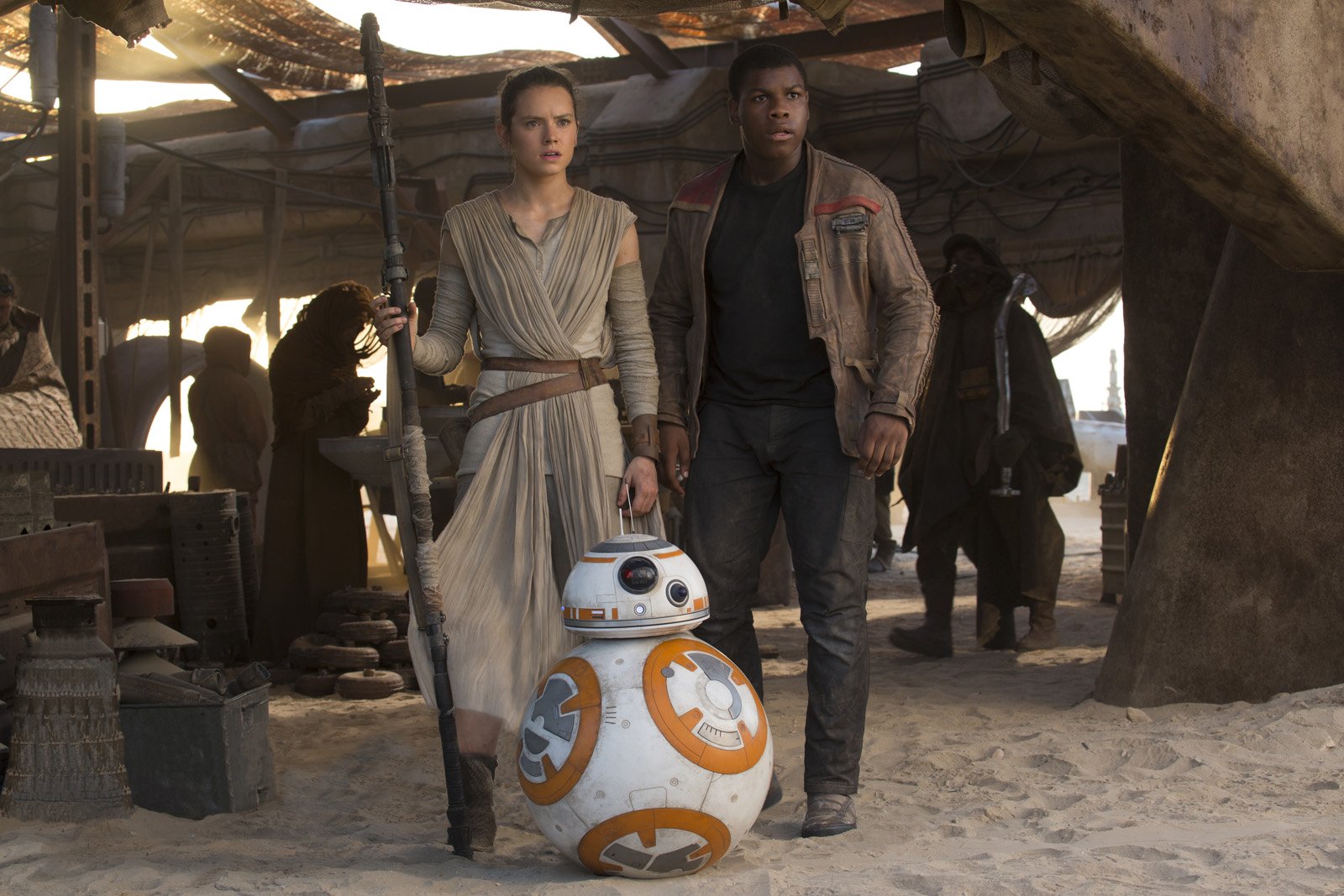 Daisy Ridley et John Boyega aux côtés de leur acolyte droïde BB-8 dans Star Wars - Le Réveil de la Force