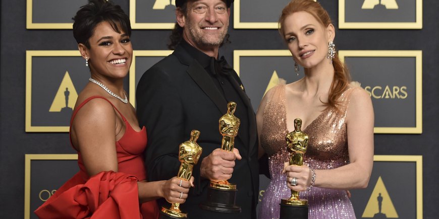 Ariana DeBose, Troy Kotsur et Jessica Chastain posant avec leurs statuettes après les Oscars à Los Angeles, le 27 mars 2022.