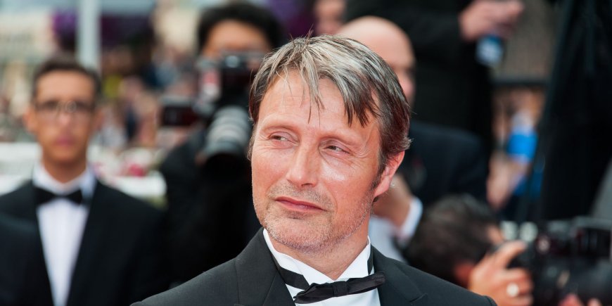 Mads Mikkelsen sur le tapis rouge cannois en 2015 avant d'assister à la cérémonie de clôture