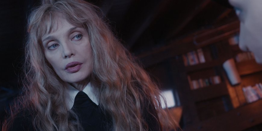 Arielle Dombasle dans Alien Crystal Palace.