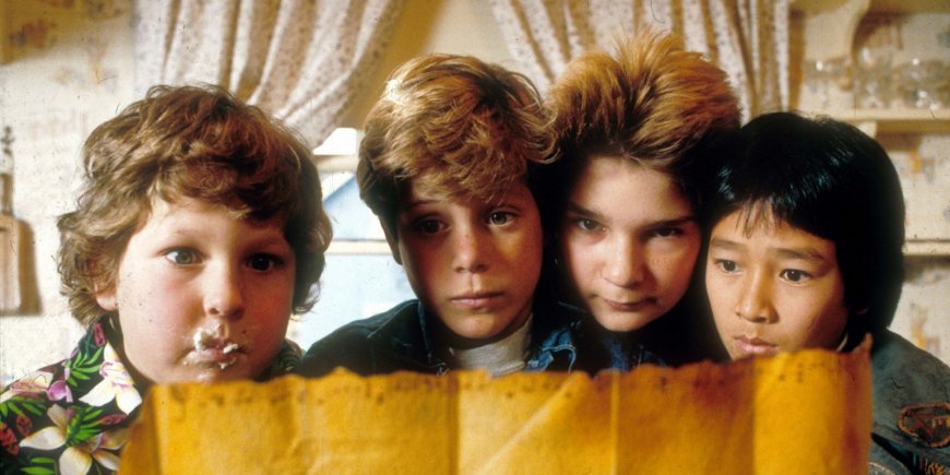 Jeff Cohen, Sean Astin, Corey Feldman et Ke Huy Quan dans