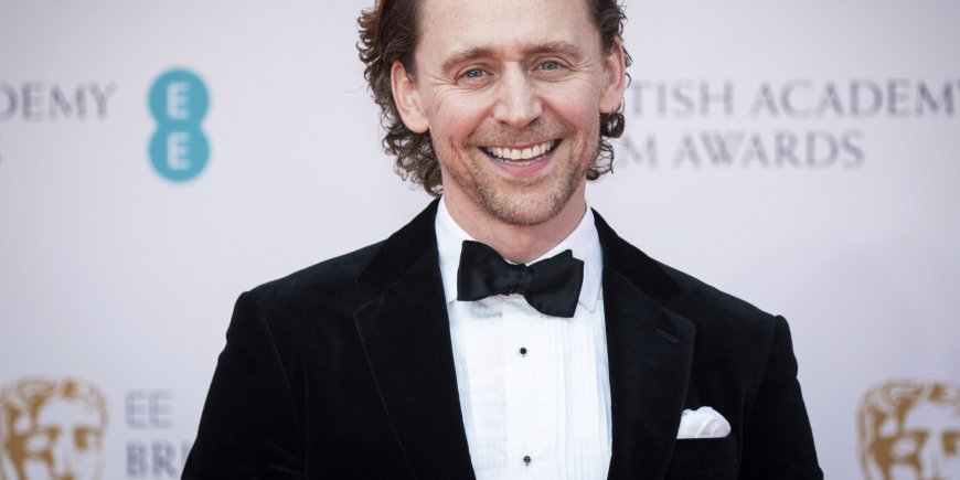 Tom Hiddleston lors des 75e British Academy Film Awards à Londres, le 13 mars 2022.