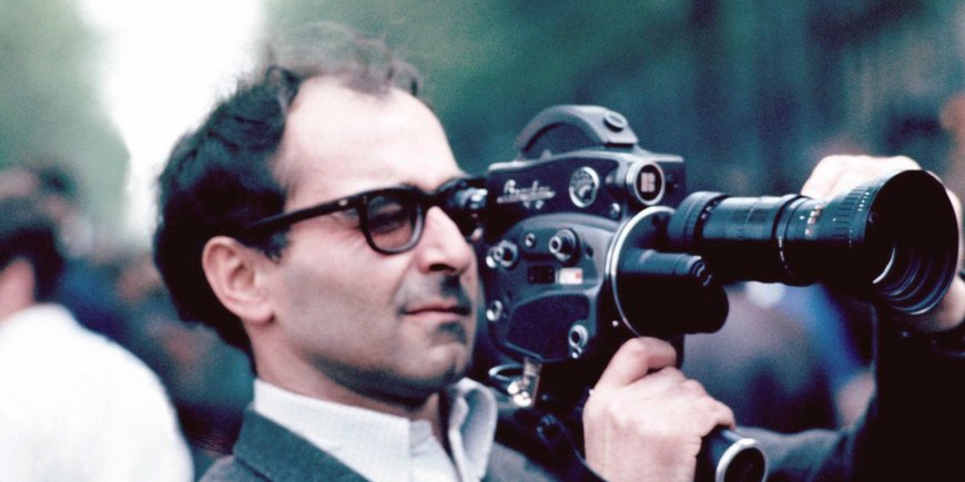 Jean-Luc Godard filme la manifestation des étudiants et enseignants en mai 1968.