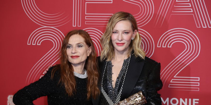 Isabelle Huppert et Cate Blanchett posent dans la press room des César à l'Olympia de Paris, le 25 février 2022.