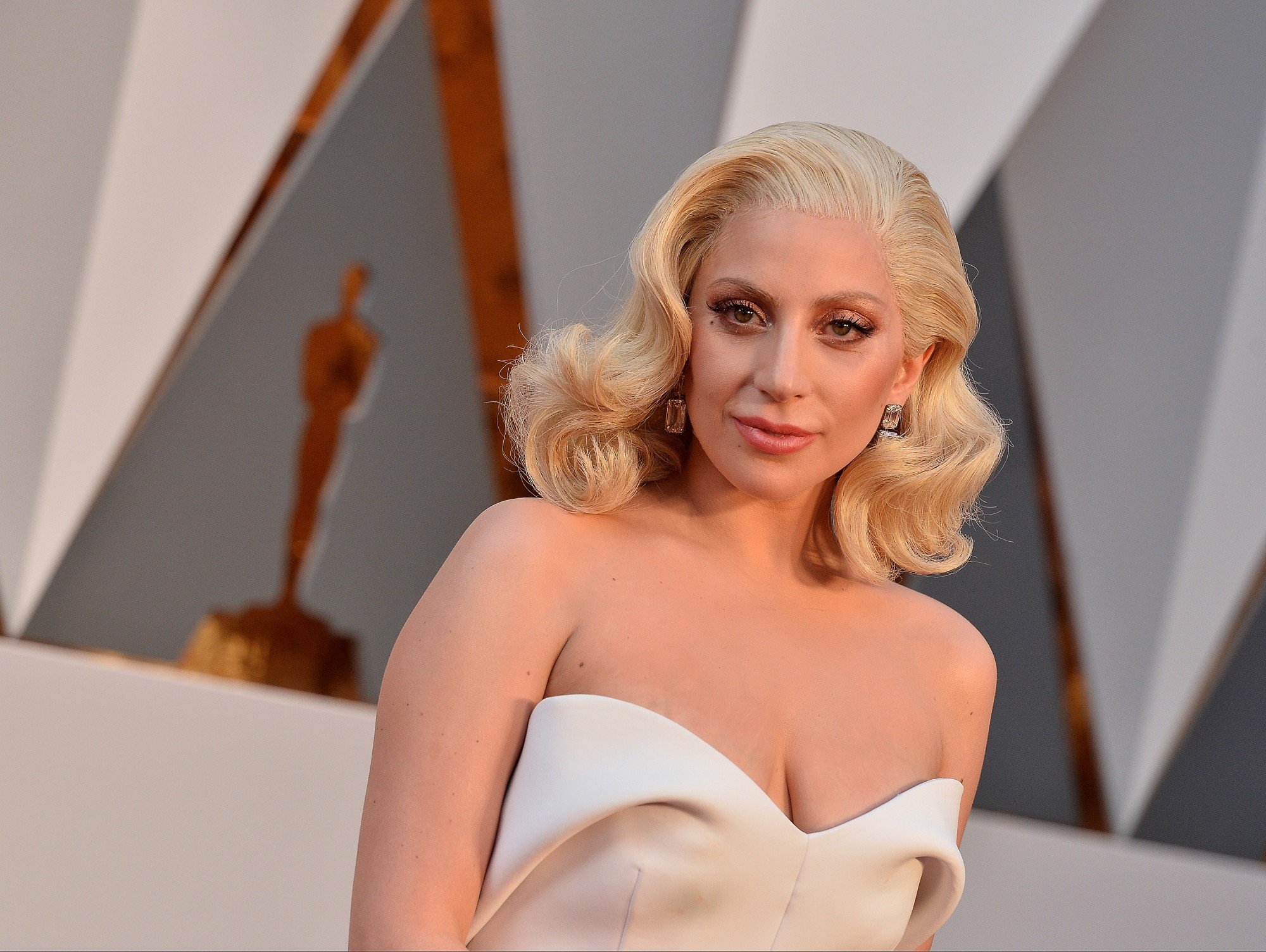 Lady Gaga sur le tapis rouge des Oscars en février 2016