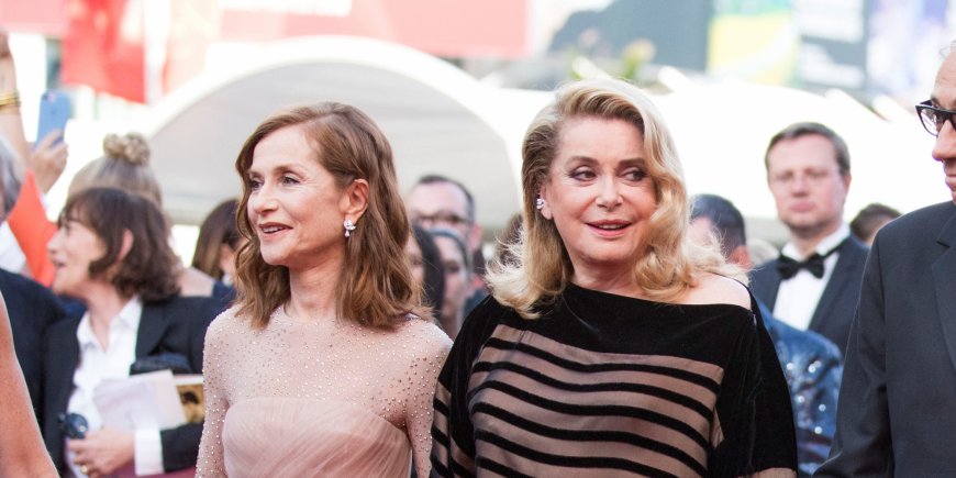 Isabelle Huppert et Catherine Deneuve à la montée des marches du film