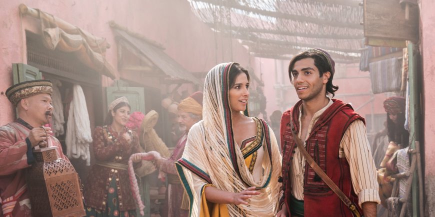 Mena Massoud et Naomi Scott dans