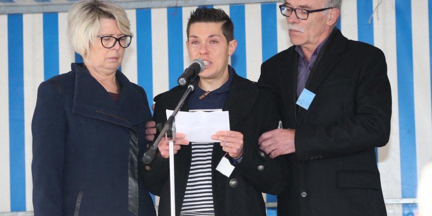 Jonathann Daval et les parents de Alexia Daval, Jean-Pierre et Isabelle Fouillot, lors de la Marche blanche en hommage à Alexia Daval à Gray, le 5 novembre 2017.
