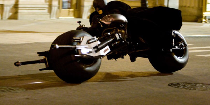 Christian Bale dans la peau de Batman sur sa Batpod dans