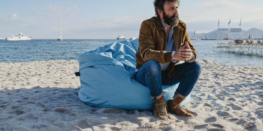 Quentin Dupieux sur la plage de Cannes pendant le Festival de Cannes, le 15 mai 2019.