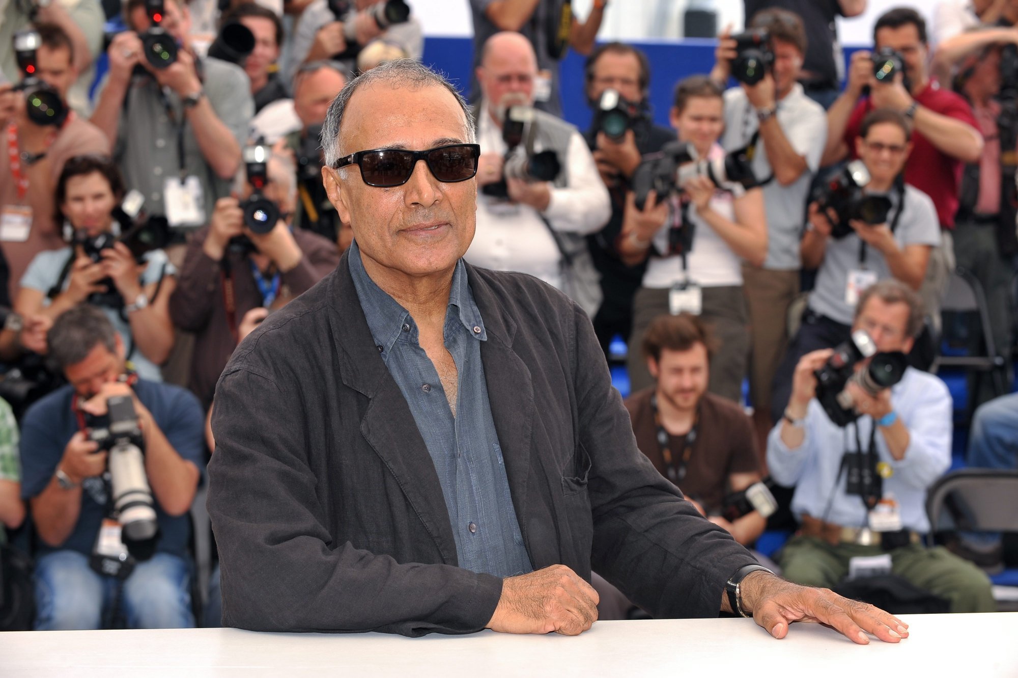 Abbas Kiarostami lors du photocall de Copie Conforme au Festival de Cannes en mai 2010