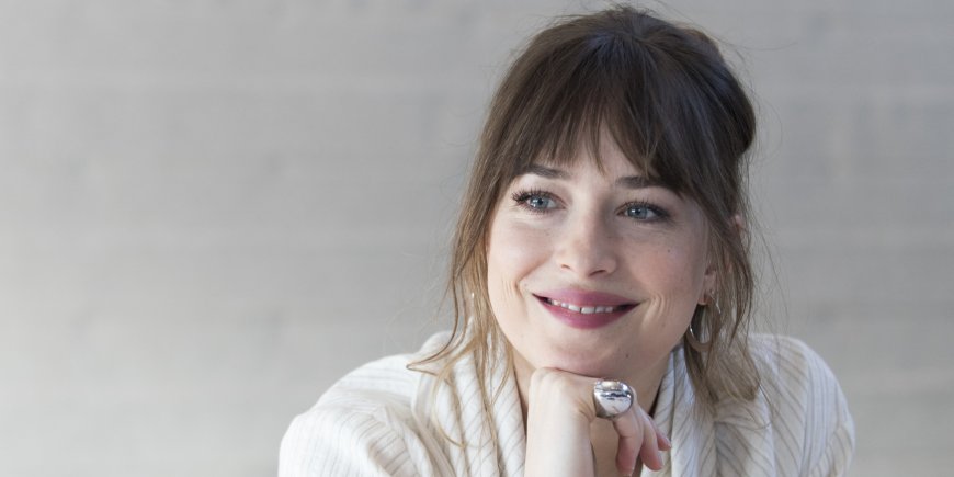 Dakota Johnson en conférence de presse avec les acteurs du film