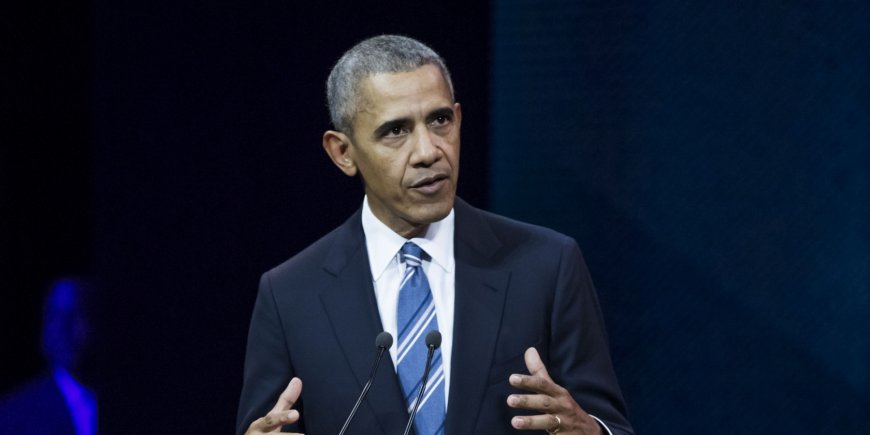 Barack Obama anime une conférence à la Maison de Radio France à Paris, le 2 décembre 2017.