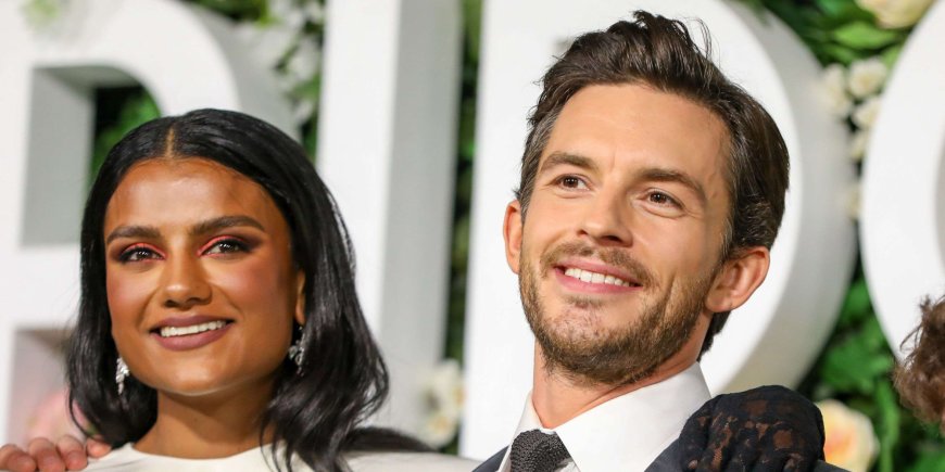Simone Ashley et Jonathan Bailey à la première de la seconde saison de