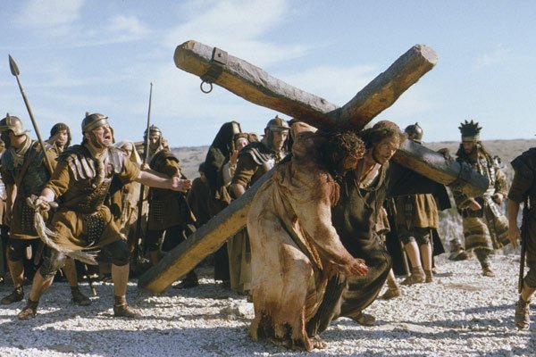 Jésus portant sa croix à bout de force dans La Passion du Christ de Mel Gibson