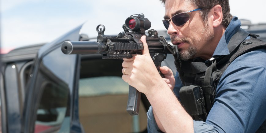 Benicio Del Toro dans son rôle d'énigmatique consultant pour Sicario