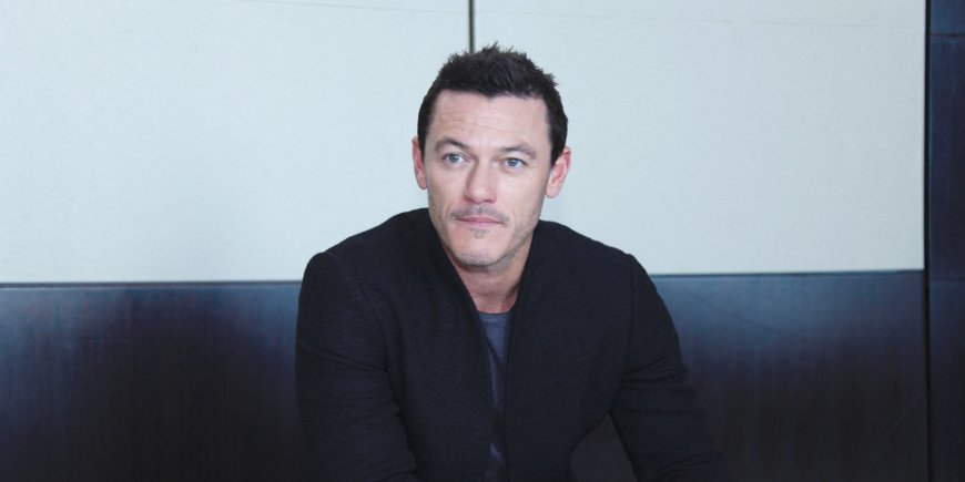Luke Evans en conférence de presse avec les acteurs du film