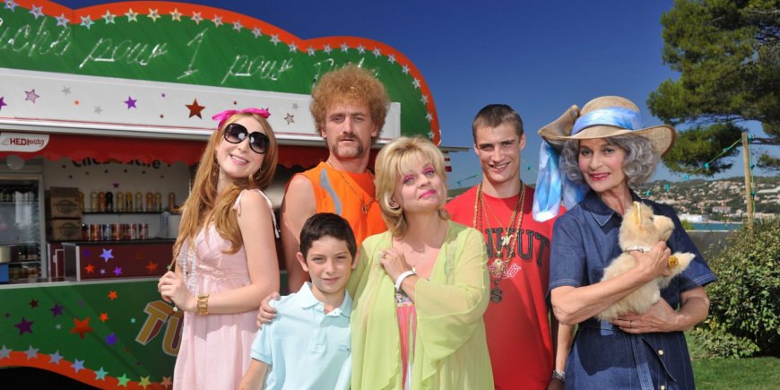 Sarah Stern, Pierre Lottin, Isabelle Nanty, Jean-Paul Rouve, Theo Fernandez et Claire Nadeau dans