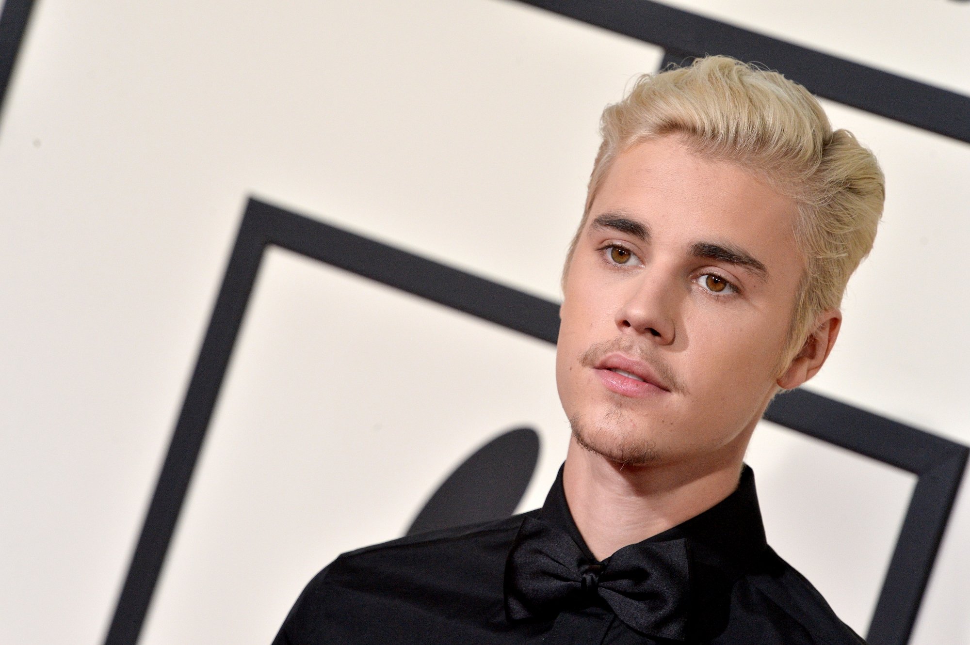 Justin Bieber sur le tapis rouge des Grammy Awards à Los Angeles en février 2016
