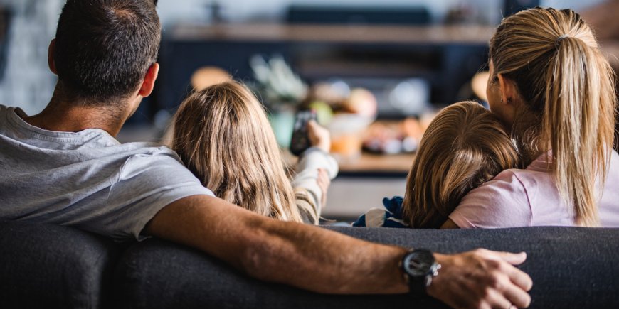 Regardez la télé en famille, mais n'oubliez pas de respecter les consignes sanitaires.
