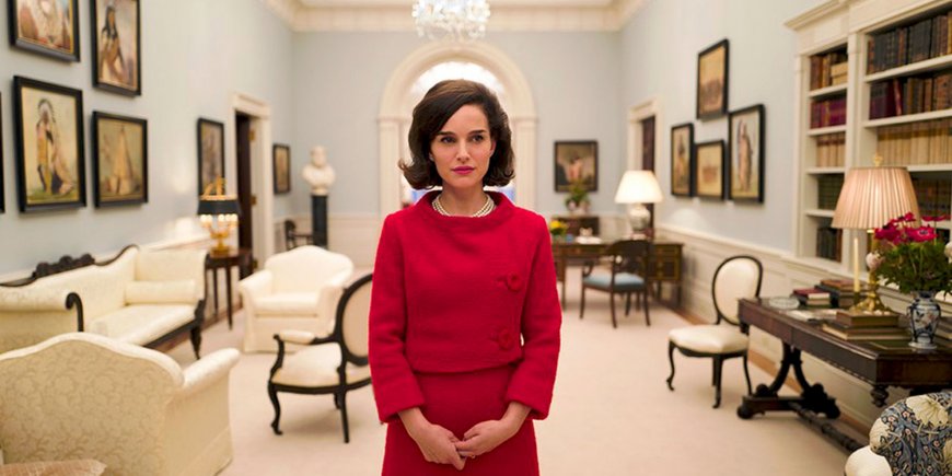 Natalie Portman dans le tailleur rouge de l'ancienne première dame des États-Unis pour