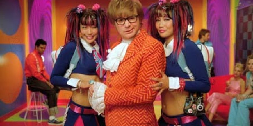 Mike Myers dans son costume d'agent secret complètement déluré pour Austin Powers dans Goldmember
