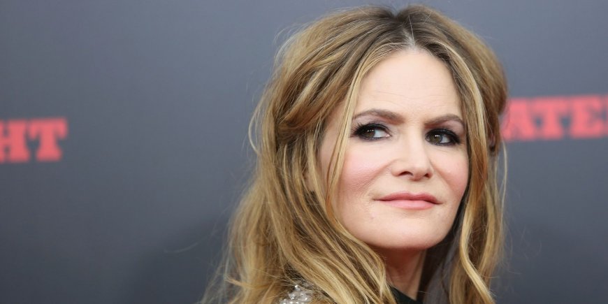 Jennifer Jason Leigh