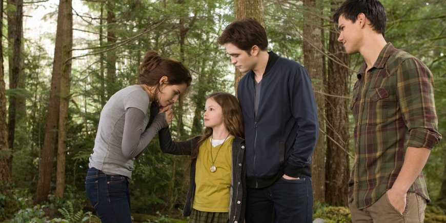 Kristen Stewart, Mackenzie Foy, Robert Pattinson et Taylor Lautner dans
