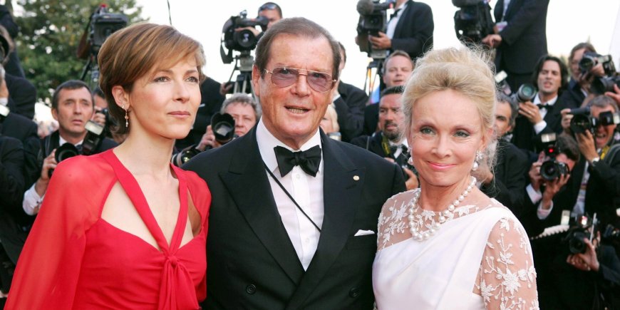 Roger Moore entouré de Deborah Moore et Christina Tholstrup au Festival de Cannes 2004.