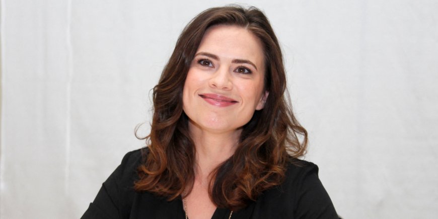 Hayley Atwell en conférence de presse pour la série