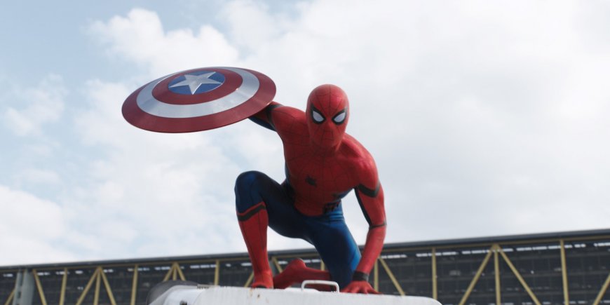 Tom Holland dans son costume d'homme araignée pour